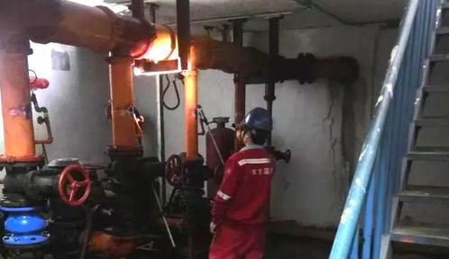 現(xiàn)場(chǎng)巡查交接，守護(hù)生產(chǎn)防線(xiàn)——上海寰宇廣州箱廠卓越班組建設(shè)報(bào)道之一